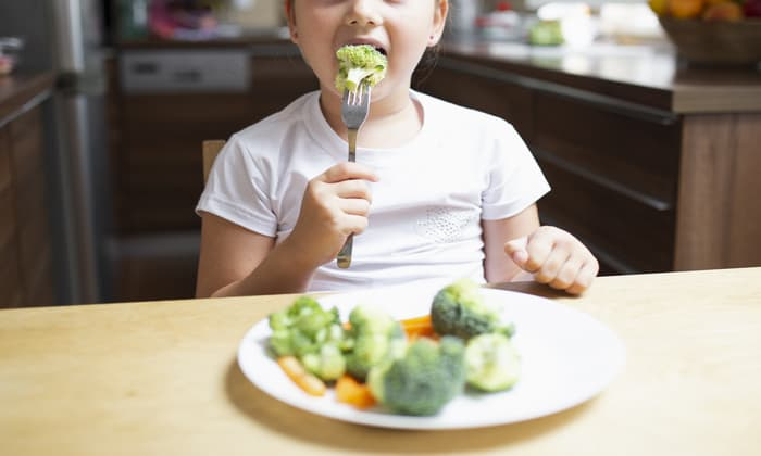 คุณพ่อคุณแม่ควรทำอย่างไรให้ เด็ก กินผัก