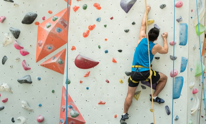 ปีนผา หรือ ปีนผาจำลอง อีกหนึ่งกีฬาในร่มที่ทุกคนล้วนฝึกฝนได้