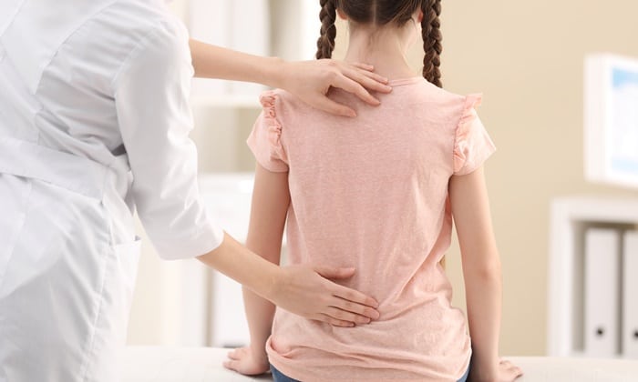 อาการปวดหลังในเด็ก สาเหตุและวิธีป้องกัน