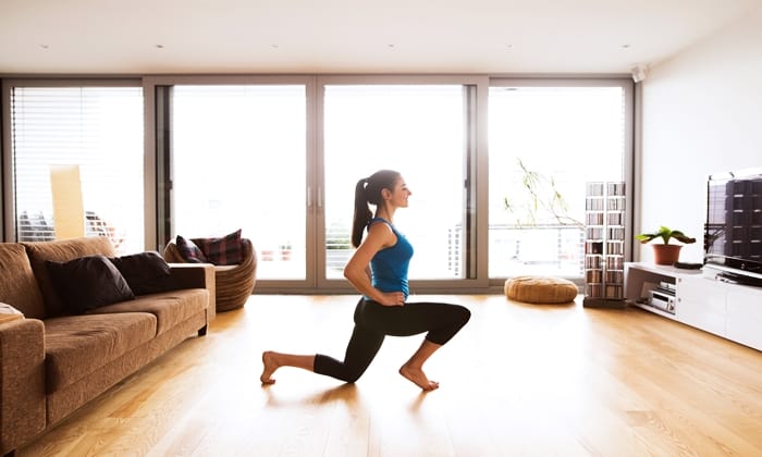 ดูทีวีเพลิน ๆ ก็ฟิตแอนด์เฟิร์มได้ กับ ท่าออกกำลังกายตอนดูทีวี ง่าย ๆ