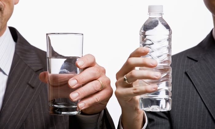 น้ำประปากับน้ำขวด แบบไหนดีต่อสุขภาพมากกว่ากัน