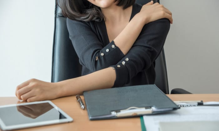 รู้สึกปวดไหล่มาก ไม่ใช่เพราะมีใครมาขี่คอ แต่เป็นเพราะปวดไหล่จากการทำงาน