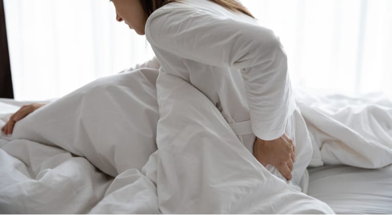 มี อาการปวดหลังส่วนล่าง ลองเปลี่ยนท่านอนดูสิ อาจช่วยให้ดีขึ้นได้