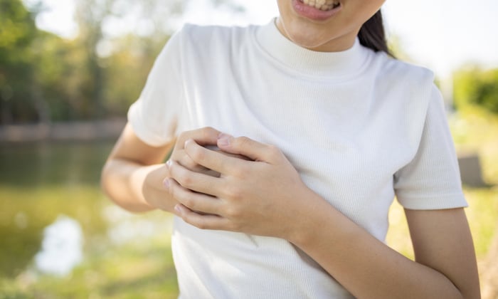 เจ็บหน้าอกข้างขวา ขึ้นมากะทันหัน มีสาเหตุมาจากอะไรได้บ้าง