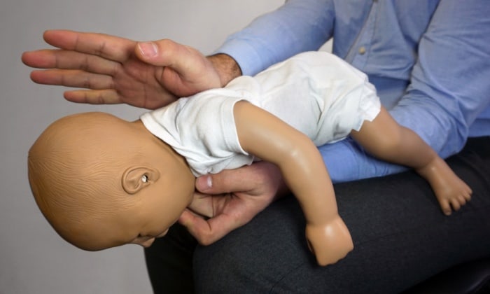 วิธีช่วยเด็กสำลักอาหาร อาหารติดคอ ช่วยอย่างไรให้ปลอดภัย