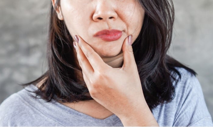 ยิ้มไม่สวย ถ่ายรูปไม่ปัง! ระวังคุณอาจกำลังเสี่ยงป่วยเป็น โรคปากเบี้ยวครึ่งซีก