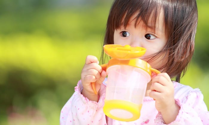 ถ้วยหัดดื่ม (Sippy Cups) คืออะไร มีประโยชน์หรือโทษอย่างไรบ้าง