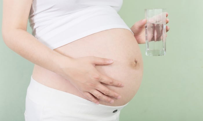 ดื่มน้ำวันละกี่ลิตร เพื่อสุขภาพที่ดีของคนท้อง