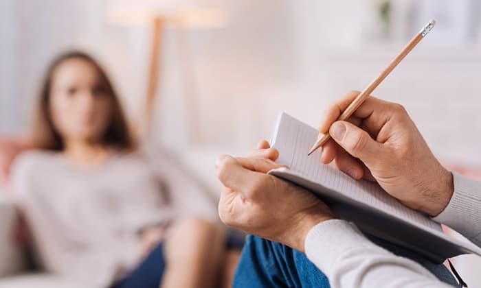 สัญญาณเตือนว่าควรพบนักบำบัด สามารถสังเกตได้อย่างไรบ้าง