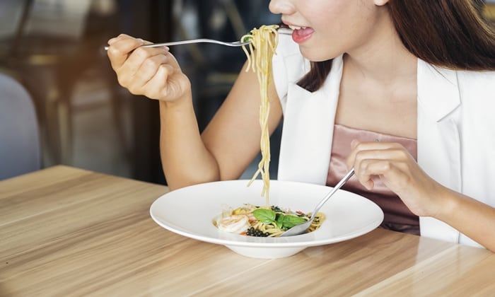 อยากลดน้ำตาลในเลือด ลดน้ำหนัก เบิร์นได้มากขึ้น ลอง กินอาหารเย็นให้เร็วขึ้น ดูสิ