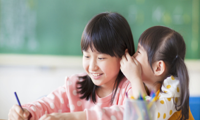 ลูกโดนเพื่อนนินทา คุณพ่อคุณแม่จะช่วยแก้ปัญหาได้อย่างไร