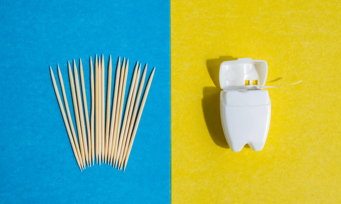 ไม้จิ้มฟันกับไหมขัดฟัน กำจัดเศษอาหารเหมือนกัน แต่อันไหนดีต่อสุขภาพช่องปากที่สุดล่ะ?