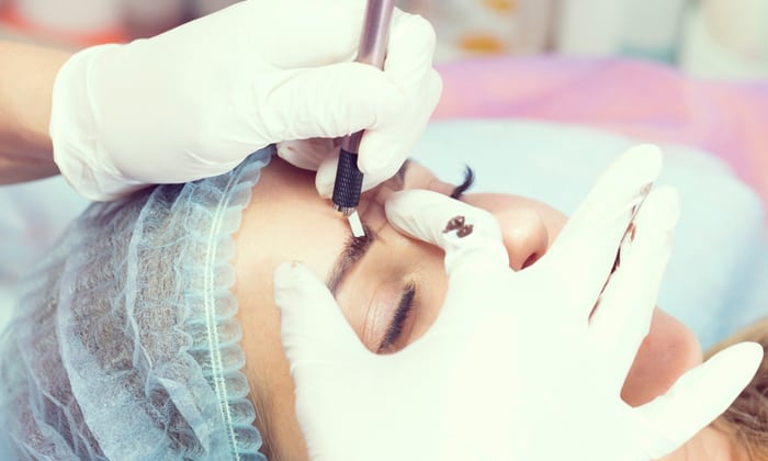 “สักคิ้ว” นวัตกรรมเสริมความงาม เพิ่มมิติใบหน้า ที่สาว ๆ คิ้วบาง ต้องลอง!