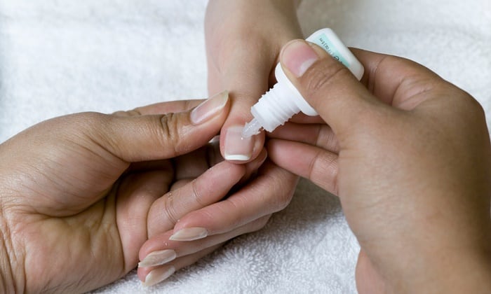 กาวต่อเล็บ ทิ้งคราบไว้ ควรกำจัดอย่างไรดี