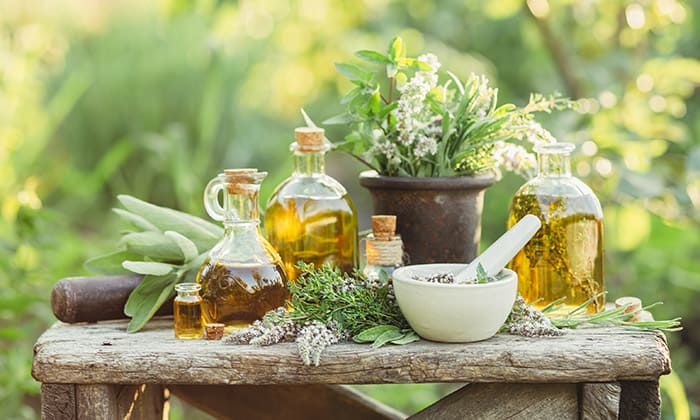 อโรมาเธอราพี (Aromatherapy) หรือการบำบัดด้วยกลิ่นหอม ดีต่อสุขภาพยังไงบ้าง