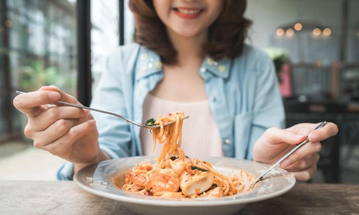 อาหารสำหรับคนผิวมัน ไม่อยากหน้ามัน เป็นสิวง่าย ควรกินอะไรดี