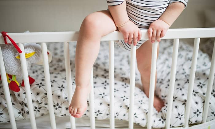 ลูกตกเตียง สังเกตอาการและดูแลอย่างไรเพื่อให้ลูกปลอดภัย