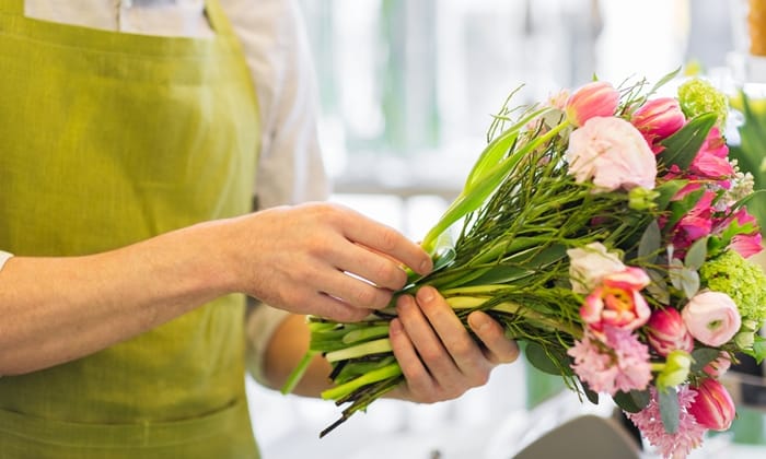 จัดดอกไม้ ผ่อนคลายความเครียด รู้ไหมดอกไม้ดีต่อสุขภาพจิตมากเลยนะ