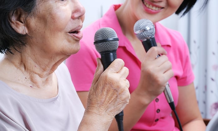 ร้องเพลง ร้องคาราโอเกะ กิจกรรมผ่อนคลาย ดีต่อสุขภาพกายและใจ