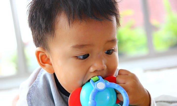 เด็กเอาของเข้าปาก ความเสี่ยงต่อสุขภาพ และวิธีรับมือที่ควรรู้