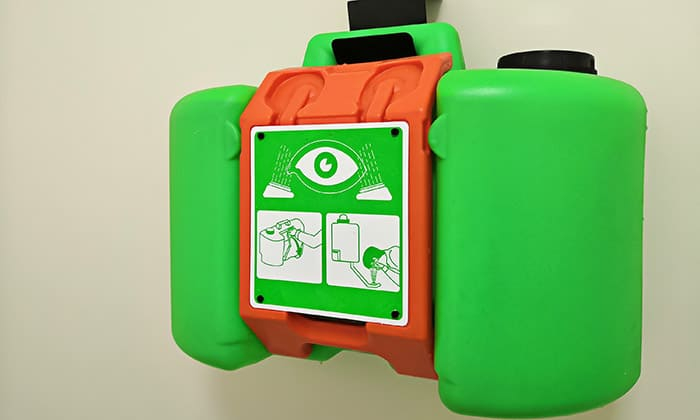 สารเคมีเข้าตา อุบัติเหตุอันตราย ที่ต้องรีบปฐมพยาบาลทันที