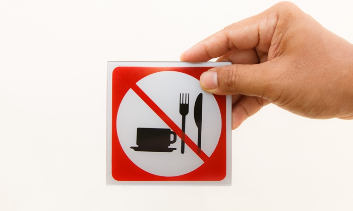 ทำไมก่อนเข้ารับ การตรวจเลือด จึงควร อดอาหาร กันนะ?