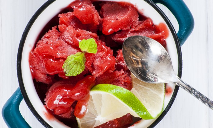 สูตรไอศกรีมมะม่วงสตรอว์เบอร์รีเชอร์เบท มีประโยชน์และเพิ่มความสดชื่น