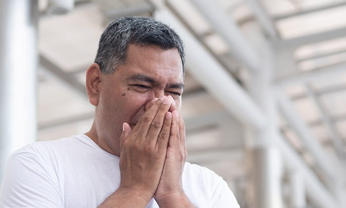 รู้หรือเปล่า กระแอมบ่อย ๆ อาจทำร้ายกล่องเสียงของเราไม่รู้ตัว