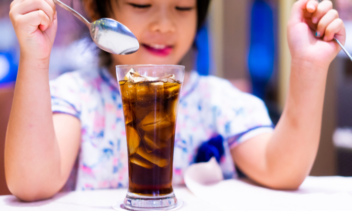 ลูกติดน้ำอัดลม ดื่มน้ำอัดลมบ่อย คุณพ่อคุณแม่จะรับมืออย่างไรดี