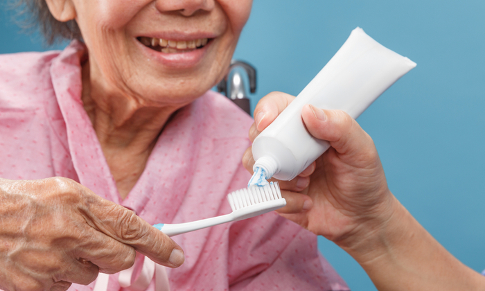 เคล็ดลับการดูแล สุขภาพช่องปากผู้สูงอายุ ให้เหมาะสมกับช่วงวัย