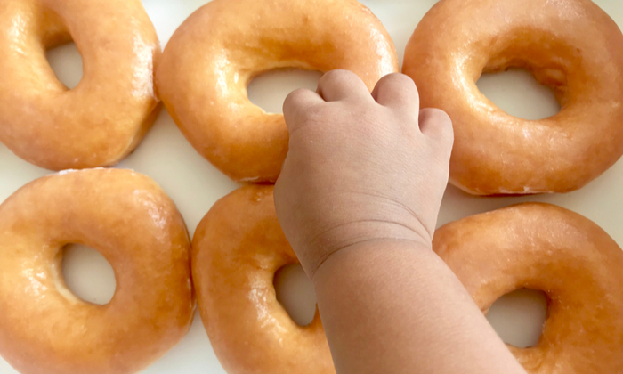 ลูกกินขนมมากเกินไป อาจส่งผลเสียต่อสุขภาพได้