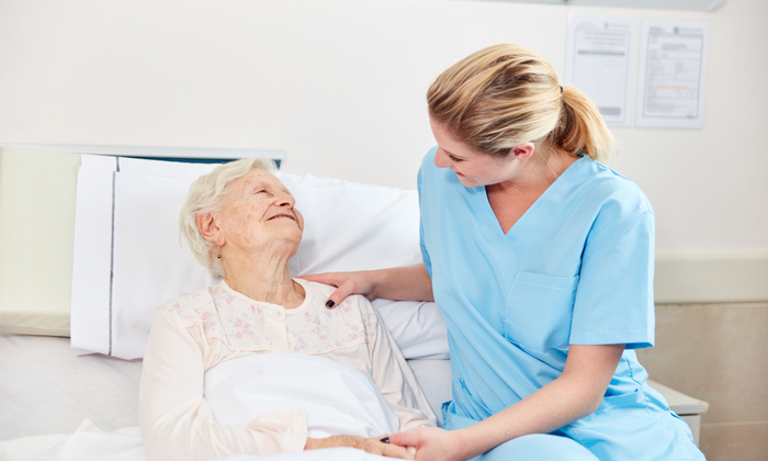 ผู้สูงวัยติดเตียง กับข้อควรระวังที่ผู้ดูแลต้องรู้ไว้