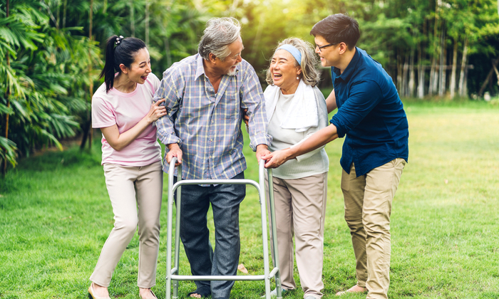 ผู้สูงอายุเดินผิดปกติ อาการ สาเหตุ และการป้องกัน