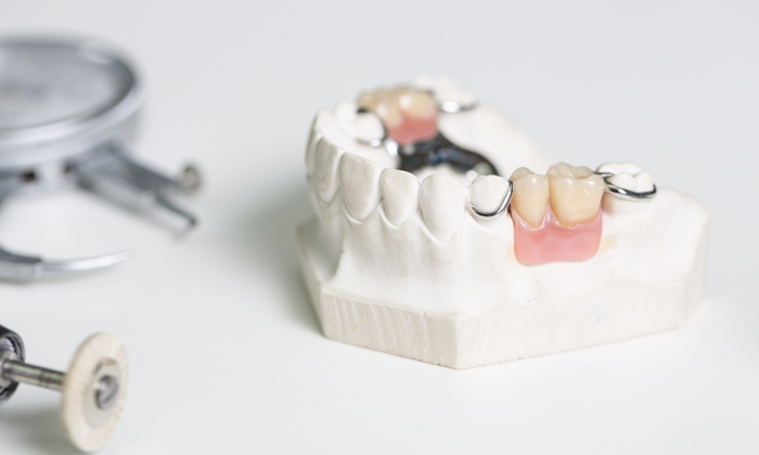 ฟันปลอมมีกี่แบบ และควรทำความสะอาดอย่างไร