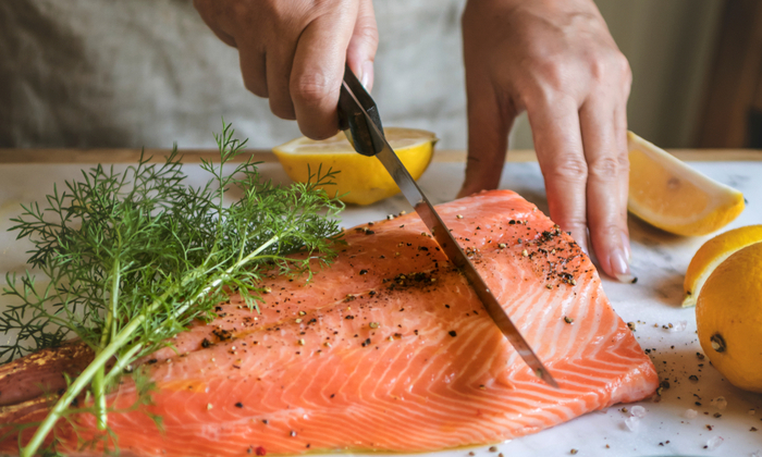 ปลาแซลมอน ประโยชน์ และความเสี่ยง
