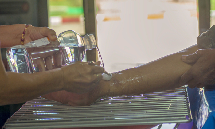 น้ำเกลือล้างแผล ประโยชน์และวิธีการใช้ที่ถูกต้อง