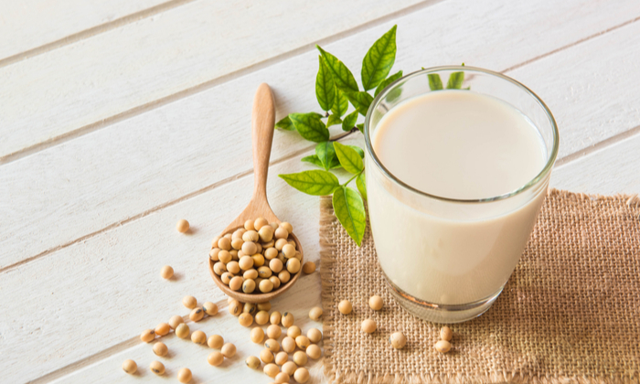 น้ำเต้าหู้ ประโยชน์ ต่อสุขภาพกับข้อควรระวังในการบริโภค