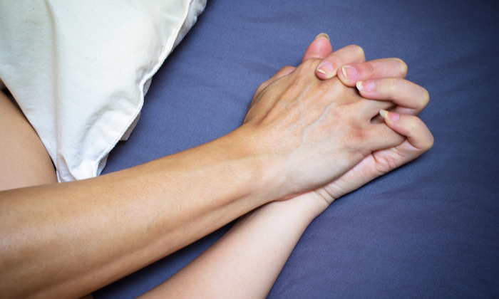 ท่าบนเตียง ท่าไหนดี และมีประโยชน์ต่อสุขภาพอย่างไร