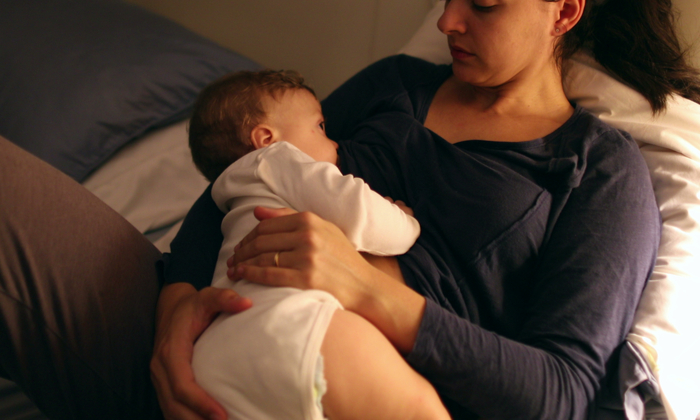 ทารกหลับไม่สนิท ตื่นกลางคืนบ่อย ๆ เกิดจากอะไร