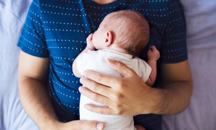 ท่าอุ้มทารก และวิธีอุ้มทารกอย่างปลอดภัย