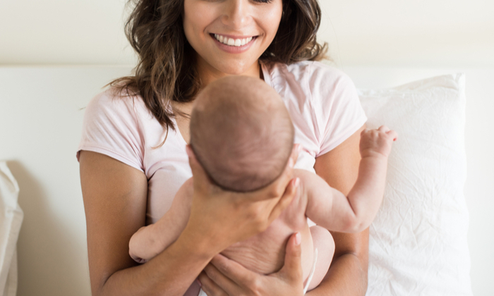 อุ้มลูก มีประโยชน์อย่างไร และวิธีอุ้มลูกที่ถูกต้อง