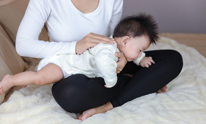 ท่าอุ้มเรอ สำหรับเด็กทารก มีอะไรบ้าง