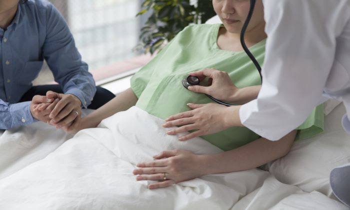 การคลอดลูก มีกี่วิธี และควรดูแลตัวเองหลังคลอดอย่างไร