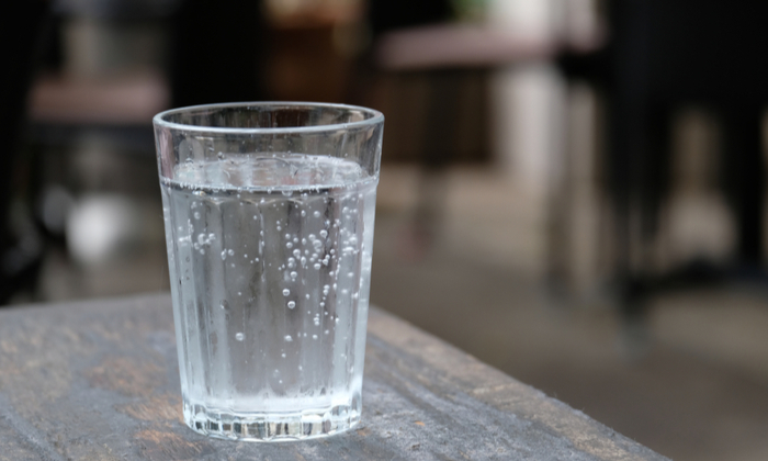 sparkling water หรือน้ำโซดา ประโยชน์และข้อควรระวังในการดื่ม