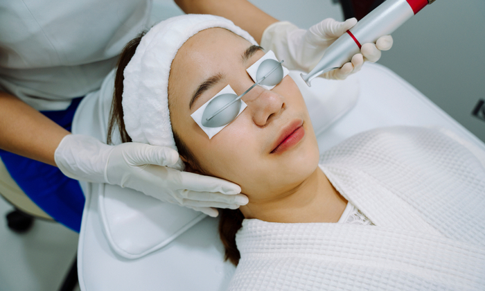 เลเซอร์สิว ประเภท ข้อดีข้อเสีย และความเสี่ยงที่อาจเกิดขึ้น