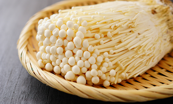 เห็ดเข็มทอง ประโยชน์และข้อควรระวังในการบริโภค