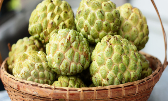 น้อยหน่า ประโยชน์ และข้อควรระวังในการบริโภค