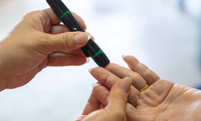 ตรวจเบาหวาน เพื่อวัดระดับน้ำตาลในเลือด ทำอย่างไร