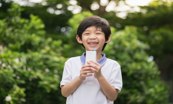 นมกล่อง เด็กจะเริ่มกินได้เมื่อไหร่ และวิธีฝึกให้เด็กกินนมกล่อง