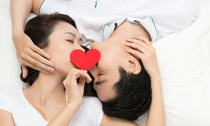 จูบแลกลิ้น มีข้อดีอย่างไรบ้าง และส่งผลเสียต่อสุขภาพอย่างไร